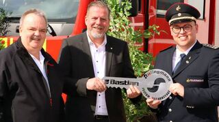 Matthias Grasse (v. l.) übergibt im Namen der Firmen Schlingmann und Bastian Feuerwehrtechnik den symbolischen Schlüssel an OB Marcus Zeitler und Daniel Ernst.