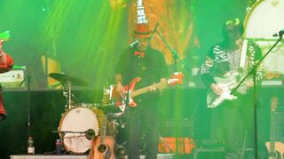Olli Roth singt bei der fulminanten musikalischen Geburtstagsparty in der Rudolf-Wild-Halle für die taffe Jubilarin und das absolut begeisterte Publikum den unvergessenen Toto-Song „Rosanna“.