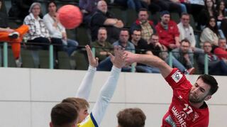 Bastian Seitz versucht hier seinen Wurf für die HG durchzubekommen.