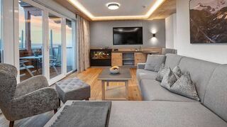 Großzügig, modern, gemütlich: 74 Quadratmeter Platz bietet die Luxussuite „Bergliebe“, eines der neuesten Appartements im Hotel Alpina. Bis zu sechs Personen finden hier ausreichend Raum für entspannte Urlaubstage. Die Suite lässt sich zudem erweitern.
