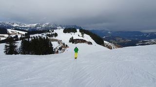 Die SkiWelt Wilder Kaiser - Brixental bietet alpines Skivergnügen, auch wenn im Tal die Hänge bereits grün sind.