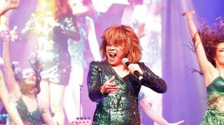 Was für eine Hammershow! Tess D. Smith (M.) bietet die Songs von Tina Turner wie das Original dar. Die Tänzerinnen geben dazu alles.