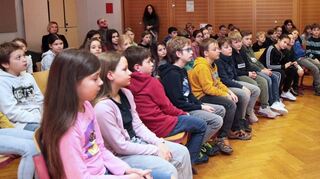 Gebannt lauschen die Schülerinnen und Schüler den Worten der Speyerer Autorin Birgit Bestvater, die in ihrem Buch von den Abenteuern von Betula Krummnagel erzählt.