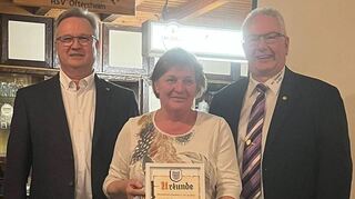 Ehrung für 25 Jahre treue Mitgliedschaft an Renate Gasche mit den beiden Vorsitzenden Mario Helfrich (v. l.) und Ralf Kumpf.