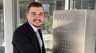 Der derzeitige Brühler SPD-Ortsvorsitzende und frisch gewählte Bürgermeister Selcuk Gök vor seinem künftigen Dienstsitz, dem Rathaus in Tengen.