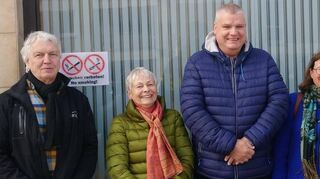 Alexander Schweitzer (r. „Appel + Ei“) freut sich über die Spende von Elfriede Fackel-Kretz-Keller (ab 2. v. r.), SWF-Fraktions-vorsitzenden Carsten Petzold, Uschi Lenz und Karl Rupp.