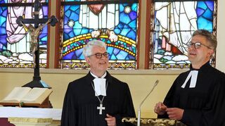Prälat Traugott Schächtele wird von Pfarrer Steffen Groß in einem launigen Gottesdienst in der evangelischen Stadtkirche in Schwetzingen verabschiedet.