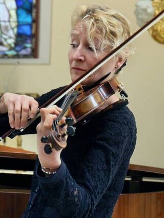 Maria Karch sorgt an der Violine mit für den musikalischen Rahmen.