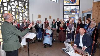 Der Singkreis der Heimatgruppe lässt die „Waldlermesse“ erklingen. Dabei tragen die Frauen und Männer ihre schönen Trachten.
