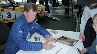 Autogramm vom einstigen Rallye-Weltmeister: Walter Röhrl nimmt sich in Anschluss an den Film Zeit für seine Fans.