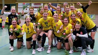 Die HG-Frauen haben sich die Krone aufgesetzt: Melanie Walther (hinten v. l.), Kalliopi Myrianidou, Mia Barthelmeß, Saskia Puhr, Lea Zimmermann, Trainer Franz-Josef Höly, Lina Richter, Laura Hartmann sowie Karolin Kolb (vorne v. l.), Michelle Schütz, Line Patzschke, Saskia Zachert, Lara Kößler, Nadja Reißner, Anna Widmaier, Pia Büßecker.