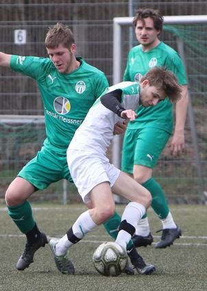 Nic Befus (SGO, vore) behauptet den Ball vor Christopher Ries.