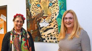 Stephanie Kolb (l.) und Bürgermeisterin Patricia Rebmann stehen bei der Ausstellungseröffnung vor einem der Gemälde der Künstlerin.