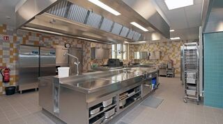 Die Mensa ist Prunkstück des Erweiterungsbaus der Schillerschule. In ihr wird jeden Tag frisch mit regionalen Zutaten gekocht. Nicht nur für die Schüler, sondern auch für die Kinder der kommunalen Betreuung. Nun steigt die Gebühr für den Mittagstisch, muss die Gemeinde die gestiegenen Kosten weitergeben.