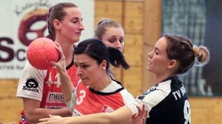 Hier setzt sich HSG-Akteurin Lena Strifler (M.) gegen Marie Joerg (r.) durch, später muss die Brühlerin verletzt vom Feld.