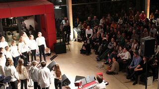 Am Privatgymnasium gestalten die Schülerinnen und Schüler einen tollen Kleinkunstabend. Um die 400 Gäste verfolgen das Programm.