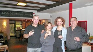 <p>"Cheers" und "Salute": Dave Moles, Giovanna Meli, Dagmar Geiß und Angelo Meli (von links) wollen den "Enderle" mit neuem Leben erfüllen.</p>