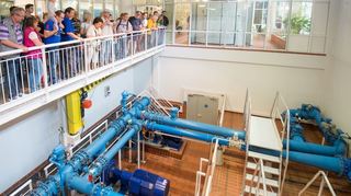 Das Wasserwerk zeigt seine Arbeit und die Qualitätssicherung transparent. Es gibt auch zu bestimmten Zeiten Führungen. Darüber informiert die Schwetzinger Zeitung/Hockenheimer Tageszeitung.