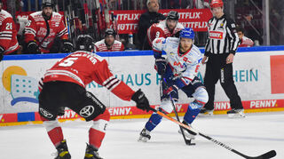 Mannheims Joonas Lehtivuori im Duell gegen Robin Van Calster von den Kölner Haien beim vierten Spiel in den Play-Offs.