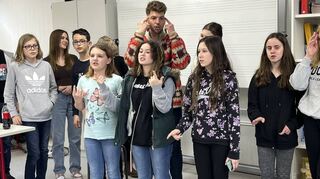 Songwriter Muso (Mitte) mit der Rap-Gruppe bei der Vorbereitung auf den Auftritt. Hier werden Texte mit Tiefgang und ausdrucks-starke Performance geübt.