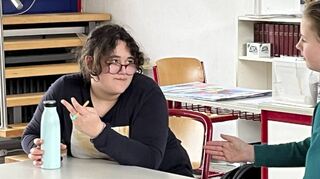 Anna-Lena (l.) und Theresa bei der Probe zum Schauspiel „Zwei Kartenspieler“ – Mimik und Gestik müssen stimmen.