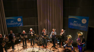 Das Jazzensemble schmettert tolle Jazzklassiker im Franz-Danzi-Saal.