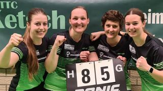 Melanie Berger (v. l.), Jasmina Simon, Marion Ott, Vanessa Moch feiern den Coup gegen Suggental.