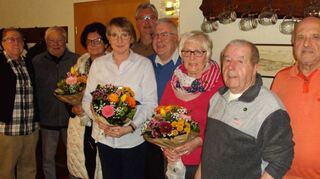 Herman Dolezal vom Bezirksverband, Günter Krause, Marina Pavlov, Claudia Vreden, Vitali Pavlov, Michael Vreden, Christa Vahle und Karl-Heinz Stöckler mit Rudolf Hoffmann bei der Ehrung langjähriger Mitglieder des Obst- und Gartenbauvereins.