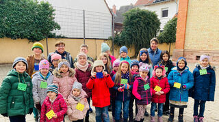 Der Kinderkirchenchor der Pfarrgemeinde Brühl/Ketsch mit seinen Leiterinnen Doris Siebert (hinten, l.) und Moni Zorn hat am Hungermarsch teilgenommen.