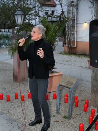 Martina Netzter singt bei der Mahnwache in Schwetzingen jiddisch.