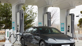 mid Groß-Gerau - Komfortabel: Der Akku des elektrischen Hyundai Ioniq 6 wird von dem neuen "Automatic Charging Robot" (ACR) geladen.