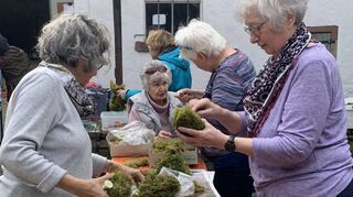 Hier werden von Carmen Zund (v. l.), Uschi Friedrich, Brigitte Grams und Ute Knapp Eier aus Moos gefertigt, die beim Ostermarkt verkauft werden.
