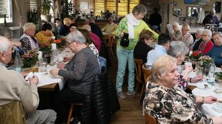 Es ist einiges los im „Eviva“: Viele VdK-Mitglieder und Gäste sind zum Frühlingsfest gekommen. Musiker Heinz Tippl (im Hinter-grund) spielt verschiedene Frühlingslieder.