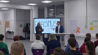 Dr. Davide Umboldi (l.) und Christopher Beier bei der Begrüßung zur Abschluss-präsentation der Erasmus-Woche der Erhart-Schott-Schule.