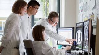 Unter Leitung von Professor Dr. Carsten Müller-Tidow (r.) wird am Universitätsklinikum Heidelberg Stammzellenforschung betrieben.