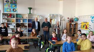 v.l. Bürgermeister Timo Wangler , Dieter Rey und Christel Ritter. Die Schüler sind von der Klasse 3b.