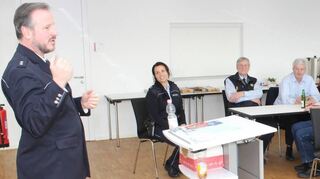 Oberkommissar Michael Bittner (l.) warnt in der Feuerwache vor Trickbetrügern. Mit dabei ist seine Kollegin Oberkommissarin Sabrina Wurzinger vom Revier Schwetzingen, die Bittners Ausführungen ergänzt.