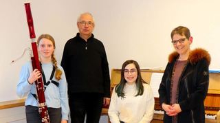 Erfolgreich bei Jugend musiziert: Esther Fuchs (l., 13 Jahre alt) von der Musikschule Hockenheim hat mit ihrem Fagott-Trio beim Regionalwettbewerb von „Jugend musi-ziert“ den ersten Platz belegt, Emma Fuchs (2. v. r., 14) holte den zweiten Platz. Musik-lehrer Patrick Mörtel und Freundeskreisvorsitzende Karen Keller gratulieren.