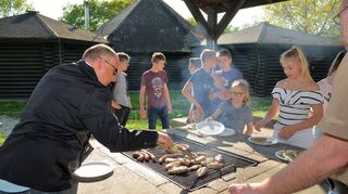 Die Gastschüler aus Ormesson feiern vor fünf Jahren beim Grillen mit Gasteltern, dem Freundeskreis und Gemeindevertretern zusammen ihre tollen Tage in Brühl. Da steht auch der zuständige Mann aus dem Rathaus, Jochen Ungerer, gern am Grill.