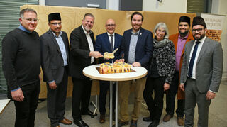 Geburtstagskuchen für Michael Barth-Rabbel, Ehsan Ranjah, die Oberbürgermeister Marcus Zeitler und Dr. René Pöltl, CDU-Landtagsmitglied Andreas Sturm, Margit Rothe, Mahfooz Ahmad Munir, Imam und Theologe der Ahmadiyya Muslim Jamaat Gemeinde (AMJ) und Hasanat Ahmad, stellvertretender AMJ-Bundesvorsitzender.