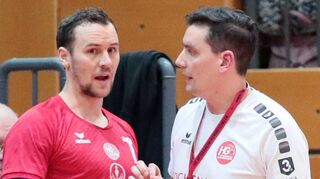 Die HG Oftersheim/Schwetzingen – hier Christian Wahl (l.) mit Trainer Christoph Lahme – wollen die 3. Handball-Liga unbedingt halten.