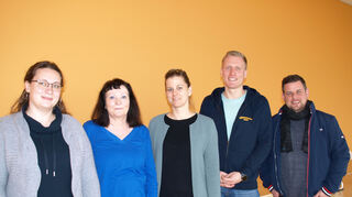 Sie arbeiten beim Leuchtturmprojekt Kinderbildungszentrum Hand in Hand (v. l.): die Kindergartenleiterin Sonja Stiegler, die Schulleiterin Dorothea Schmidt-Schulte, die Projektleiterin Claudia Hellmund, der stellvertretende Hortleiter Sven Gaisbauer und der stellvertretender Hauptamtsleiter im Rathaus Benjamin Weber.