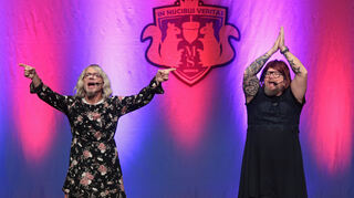 „In Nucibus Veritas – In den Nüssen liegt die Wahrheit“. Dieses Credo bringt das Comdey-Duo „Mundstuhl“ in der Stadthalle auf die Bühne.