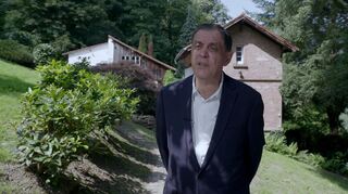Romani Rose, vor dem einstigen Fluchthaus in Heidelberg, wo sich sein Vater und sein Onkel nach der Flucht aus dem KZ Neckarelz versteckt hielten.