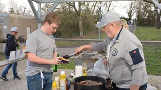 In der Gänsweid wird gegrillt: Für alle interessierten Jugendlichen gibt es reichlich Würstchen.