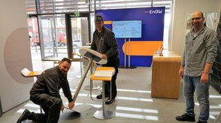 Der EnBW-Stand ist fertig. Marc Bidlingmaier (l.) und Tom Grüber vom Messebauer Display Müller legen letzte Hand an am Mobiliar. Der Macher der Energie-Messe Rhein-Neckart, Holger Müller (r.), ist voller Vorfreude auf die zweitägige Veranstaltung an diesem Samstag und Sonntag.