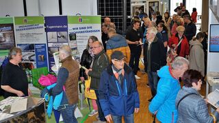 Am Samstagvormittag wurde die 15. Energie-Messe Rhein-Neckar in Schwetzingen eröffnet. Bis Sonntag um 18 Uhr informieren über 40 Aussteller aus der Region im Lutherhaus (unser Bild) und auf den Kleinen Planken über Bauen, Wohnen, Energieversorgung, Finanzierung, Fördermittel und viele Themen mehr. Bild: Widdrat