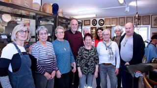 Trainerin Sylvia Knetsch (l.) war mit der Seniorengruppe des Athletenclubs Neulußheim in „Schnuteputzers Frisörmuseum“ zu Gast. Lioba Dörr (M.) übernahm dort gern die Führung.