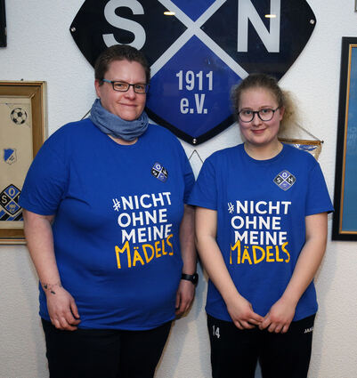 Damen-Trainerin Stefanie Ternes (l.) und Spielführerin Julia Klee hoffen auf einen fulminanten Aufschwung beim Frauenfußball.