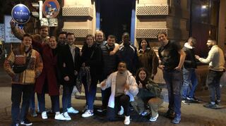 Die bunt gemischte Gruppe, bestehend aus Jusos mit dem Ketscher Moses Ruppert (M.) und parteilosen interessierten Gästen, posiert vor der Bar „Rhodos“ im Mannheimer Stadtteil Jungbusch.